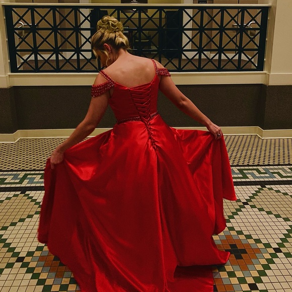 RED BALLGOWN CORSET BACK W/ POCKETS - Picture 3 of 4